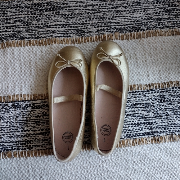 3 /$25 Adorable golden shoes - Picture 3 of 3